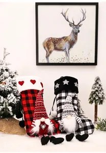 Détail de chaussettes de Noël à carreaux avec gnomes et motifs de cœurs décoratifs