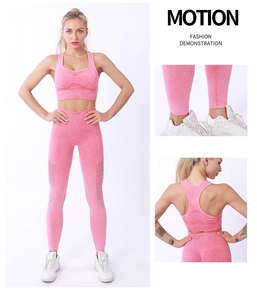 Προβολή τριών σημείων του ροζ fitness σετ χωρίς ραφές με λεπτομέρειες πλέγματος