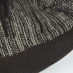 Macro di un caldo cappello invernale che mostra fibre dense e trame dettagliate della maglia