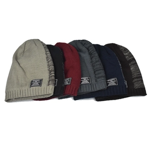 Set di berretti invernali in maglia con fodera in pile e logo patch minimalista