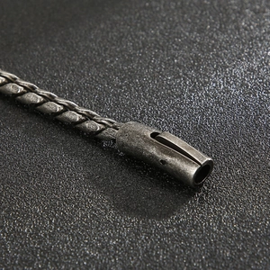 Collier chaîne tressée en acier inoxydable pour homme avec fermoir cylindrique argenté