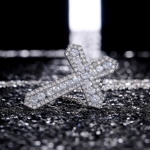 Vue rapprochée du pendentif croix en argent serti de zircons étincelants sur fond noir