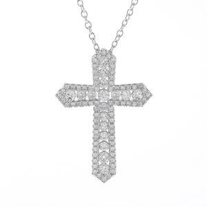 Détail du pendentif croix en argent scintillant avec pavé de zircons et chaîne fine