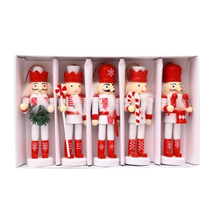 Set di 5 schiaccianoci natalizi in legno rosso e bianco esposti in una scatola regalo