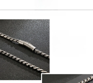 Gros plan d'un collier en acier inoxydable 316L avec finition argentée et mailles tissées