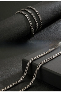 Détail d'un collier en chaîne d'acier titane tissé de style vintage pour hommes