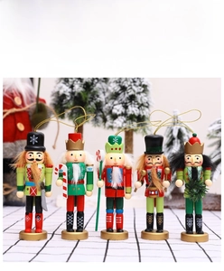 Dettaglio di un set da 5 schiaccianoci natalizi in legno dipinto a mano in rosso e verde