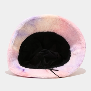 Détail d'un bob en peluche tie-dye montrant la doublure noire et le cordon de serrage réglable