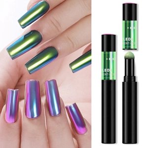 Détail macro du stylo poudre miroir à coussin pour ongles avec effet chrome caméléon