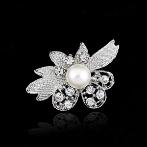 Elegant Flower Brooch Pin For Women Alloy Clear Rhinestone Imitation Artificial Pearl Floral Design Accessory Silver Tone Fashion