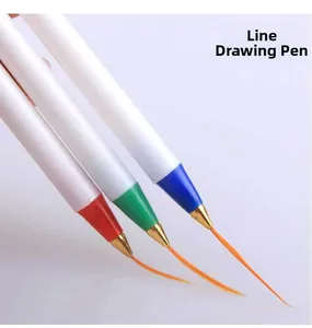Detail von drei Nailart-Linern mit farbigen Kappen für präzise feine Linienzeichnung