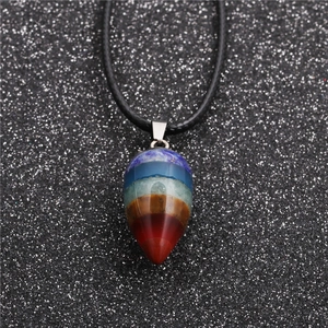 Collana con ciondolo a goccia in pietra arcobaleno e cordino nero in cristallo colorato
