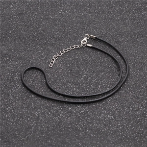 Collana etnica in corda di cera nera con chiusura in metallo argento su sfondo nero