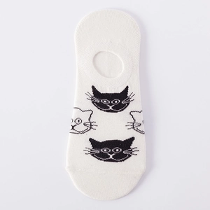 Breathable white invisible boat socks for men featuring cute black cat pattern motifs