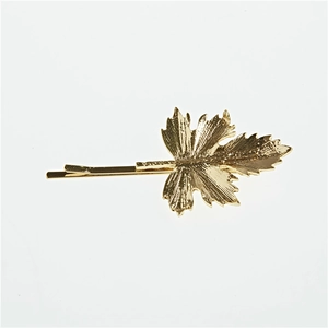 Detailaufnahme der goldenen Metall-Ahornblatt-Haarspange mit Blattstruktur auf weißem Grund