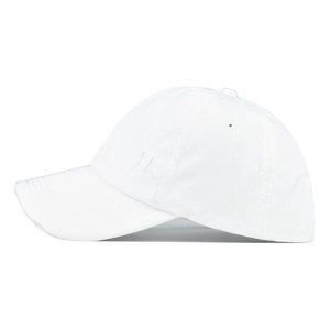 Vue détaillée latérale de la casquette queue-de-cheval blanche en coton avec broderie