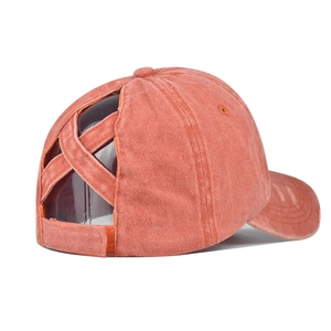 Détail d'une casquette en coton délavé corail avec bandes croisées pour queue de cheval