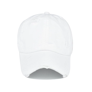 Détail de la casquette de baseball blanche vieillie avec trous effilochés et tissu usé
