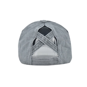 Détail de la casquette en denim gris délavé avec bandes élastiques croisées pour queue-de-cheval
