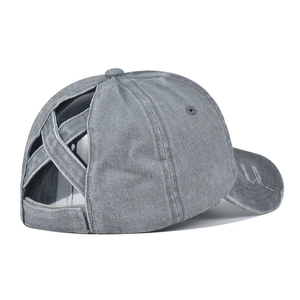 Détail d'une casquette en coton délavé gris avec dos croisé pour queue de cheval haute
