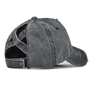 Détail d'une casquette délavée grise avec sangles élastiques croisées et fermeture velcro
