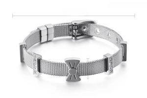 Détail du bracelet en maille d'acier avec breloque nœud en zircon et longueur 220mm
