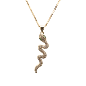 Vista detallada de un collar con colgante de serpiente dorada con circonitas y ojos verdes