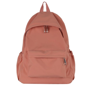 Dettaglio dello zaino in nylon rosa impermeabile con doppia cerniera e tasca laterale