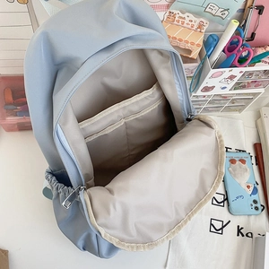 Dettaglio dello zaino impermeabile con tasche interne e fodera marrone chiaro