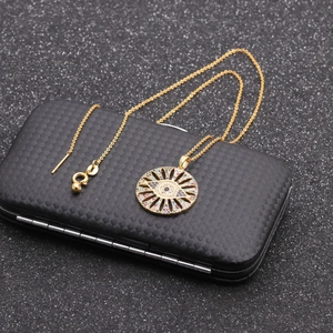 Collana dorata con ciondolo occhio del diavolo in zircone micro-pavé su scatola nera
