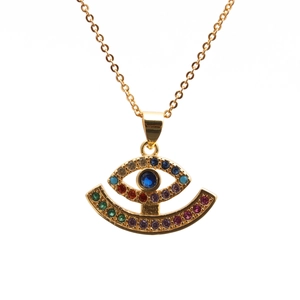 Dettaglio macro della collana occhio del male dorata con zirconi multicolore incastonati