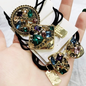 Ensemble de trois élastiques baroques avec pendentifs en strass aux formes géométriques