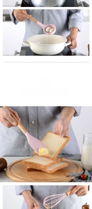 Dettaglio di utensili da cucina in silicone alimentare con manici ergonomici in legno