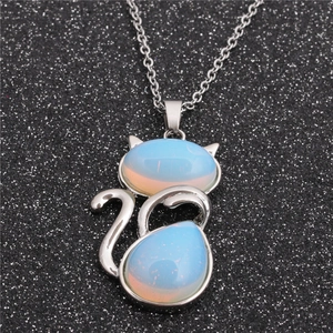 Collier avec pendentif chat en opale et chaîne en acier inoxydable sur fond noir brillant