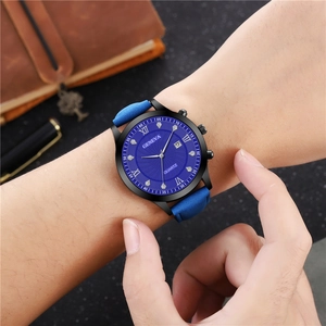 Montre homme avec cadran bleu à strass et bracelet cuir sur un bureau d'affaires