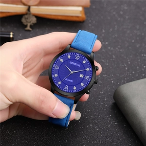 Gros plan d'une montre homme avec cadran bleu soleillé, index strass et guichet de date