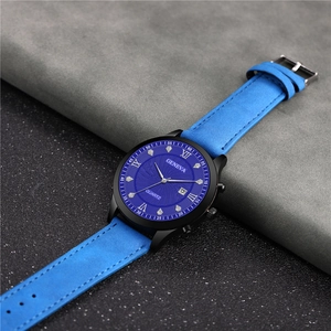 Gros plan du cadran bleu à rayons de soleil avec chiffres romains et date sur la montre