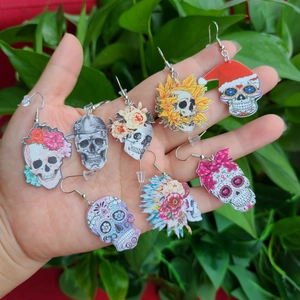Halloween Acryl-Ohrringe mit bunten Zuckerschädel-Motiven und Blumen auf grünem Grund