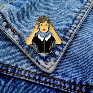 Spilla smaltata creativa ragazza retrò su giacca di jeans, stile d'arte surrealista