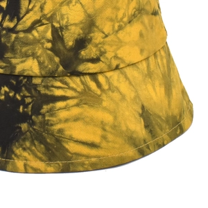Gros plan du tissu en coton tie-dye jaune et vert avec des coutures précises