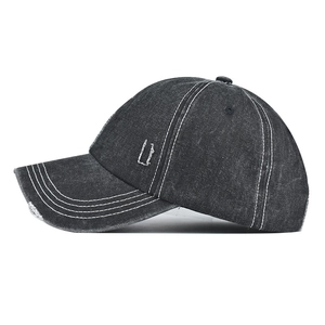 Dunkelgraue Baseballkappe aus gewaschener Baumwolle mit Kontrastnähten und Riss-Details