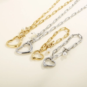 Fashionable gold and silver chain necklace and bracelet set with heart pendants and pearls