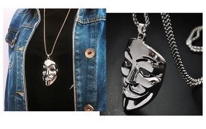 Dettaglio del ciondolo maschera V per Vendetta in argento su una collana in acciaio al titanio