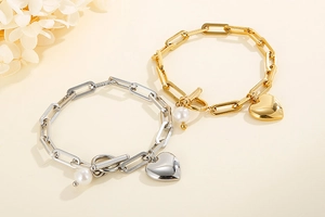 Détails de bracelets trombone cœur or et argent avec fermoir OT et breloques perles