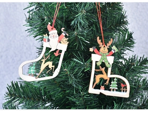 Detailansicht des hölzernen Weihnachtsbaum-Anhängers, handbemalter Santa- und Hirschdekor.