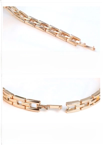 Close-up of rose gold alloy watch band featuring a secure jewelry clasp and high-gloss links