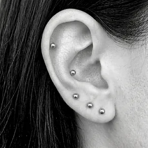 Set minimalista de pendientes de botón y aros plateados para múltiples orejas