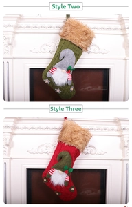 Dettaglio di calze natalizie a maglia trecciata con bordo in peluche e motivo gnome in 3D