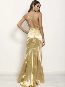 Vue arrière d'une robe de soirée en satin doré avec bretelles croisées et traîne élégante
