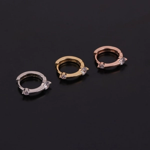 Tre orecchini huggie in argento, oro e oro rosa con pietre di zircone minimaliste